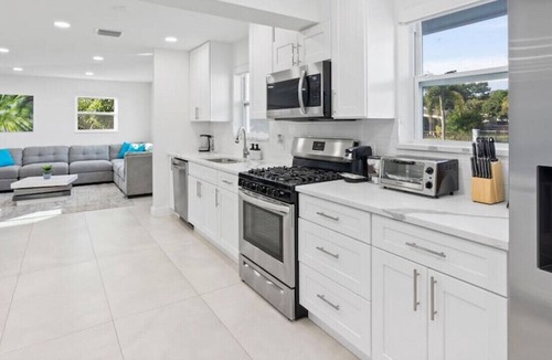 West Hollywood House | Modern 5/2 -Heated POOL. GRILL. Big backyard