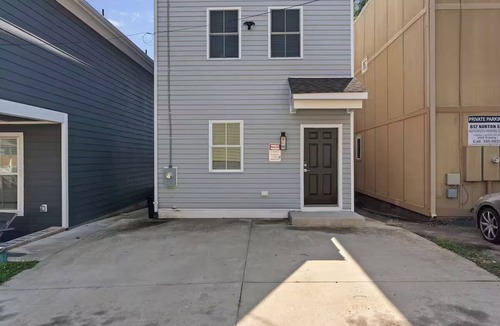 Richmond House | Modern 5 Bedroom City Retreat + Walkable + Private Baths + Large Groups