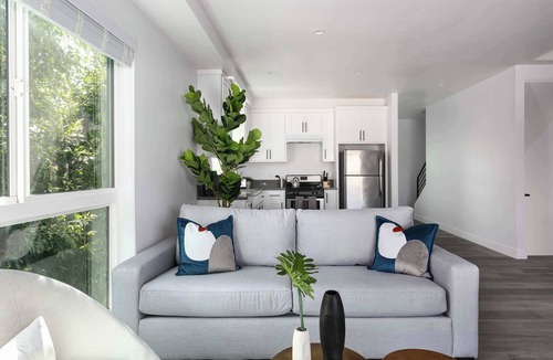Mid City House | Modern 5BR LA Townhome with Free Parking Fast WiFi