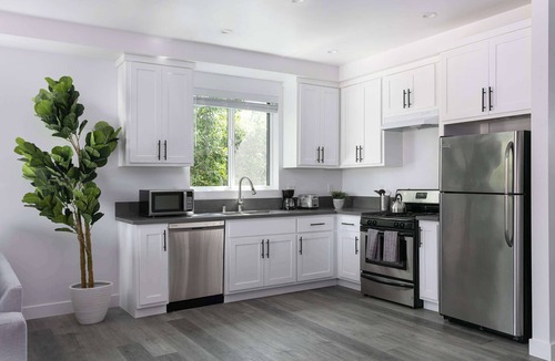 Mid City House | Modern 5BR LA Townhome with Free Parking Fast WiFi