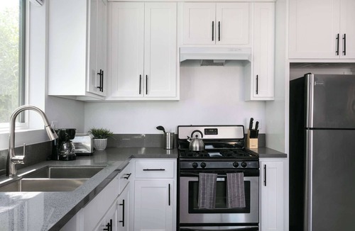 Mid City House | Modern 5BR LA Townhome with Free Parking Fast WiFi