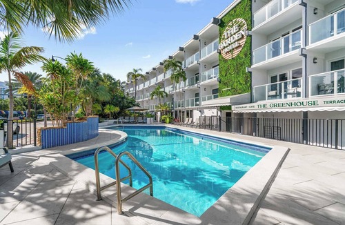 Galt Mile Apartment | Modern Aloe King Room Near Beach | The Botanica