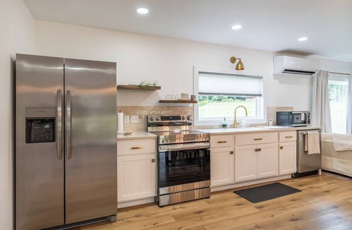 Millersburg House | Modern Amish Country Retreat w/Private Hot Tub