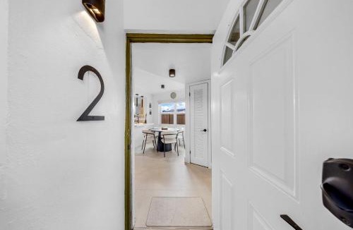 Coral Ridge Isles Apartment | Modern and Beachy space with full kitchen, for 4 ppl