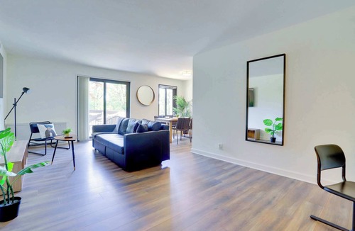 Court House Apartment | Modern Apt Steps from Metro & Dining