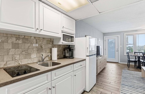 Diamond Beach Condo | Modern Beach Condo w/Ocean Views, Pool & Prime Walkable Location