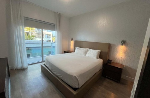 Hollywood Apartment | Modern Beachside Condo with Rooftop Pool