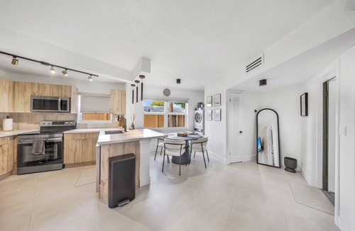 Coral Ridge Isles Apartment | Modern&Beachy space w/kitchen, 5 stars - 4 ppl