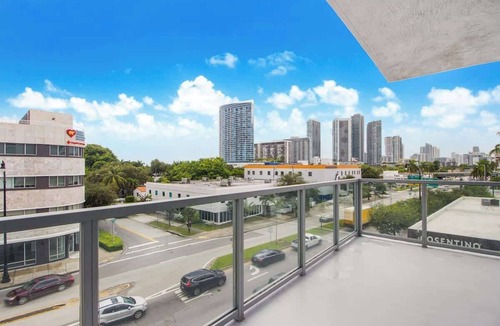 Northeast Miami Apartment | Modern Central 2-bedroom 2-bathroom Pool Parking