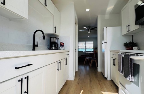 Highland Garden Apartment | Modern Central Hollywood 2BDx2BA - Free Parking, High Speed WIFI and AC