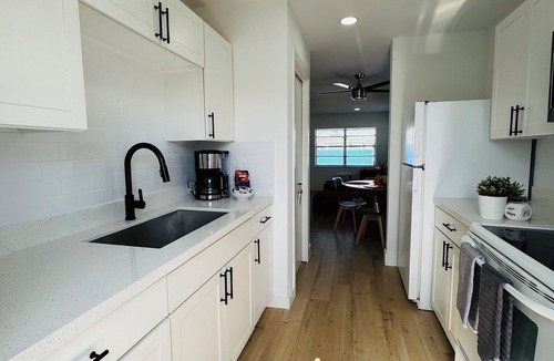 Highland Garden Apartment | Modern Central Hollywood 2BDx2BA - Free Parking, High Speed WIFI and AC