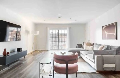 Weehawken Apartment | Modern Charming 3-bedroom apartment 15 mins to NYC!
