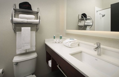 Ruckersville Hotel | Modern Comfort & In-Room Amenities l Close to Charlottesville Highlights