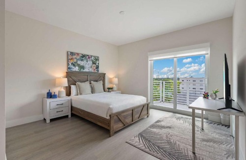 Parkside Apartment | Modern Cozy 2 bedroom FREE Parking & High Speed Wifi