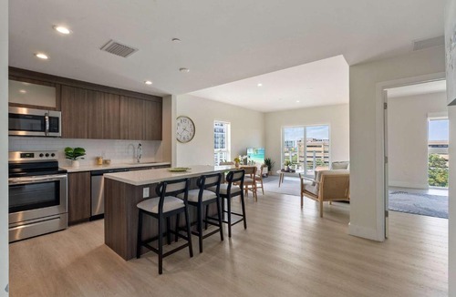 Parkside Apartment | Modern Cozy 2 bedroom FREE Parking & High Speed Wifi