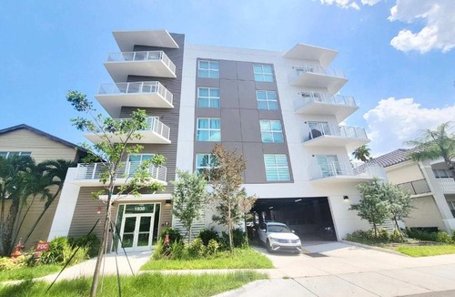 Parkside Apartment | Modern Cozy 2 bedroom FREE Parking & High Speed Wifi