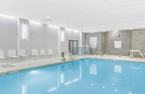 Rosemont House | Modern & Cozy Staycation for Groups! Pool, Gym