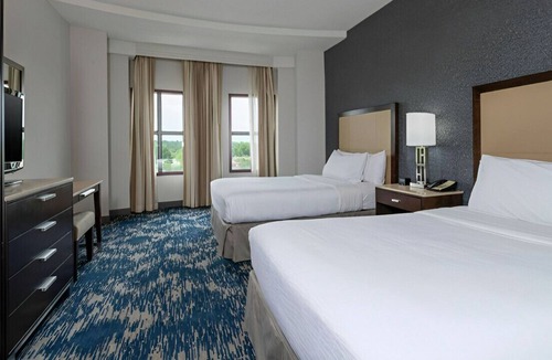 Rosemont House | Modern & Cozy Staycation for Groups! Pool, Gym