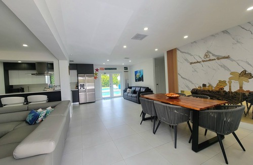 Driftwood House | Modern exquisite & luxurious vacation rental pool heater close to the beach 9 m