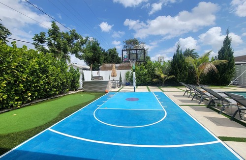 Driftwood House | Modern exquisite & luxurious vacation rental pool heater close to the beach 9 m