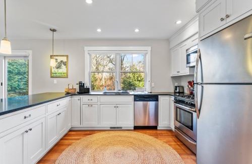 Tisbury House | Modern Family Home Walkable to Town