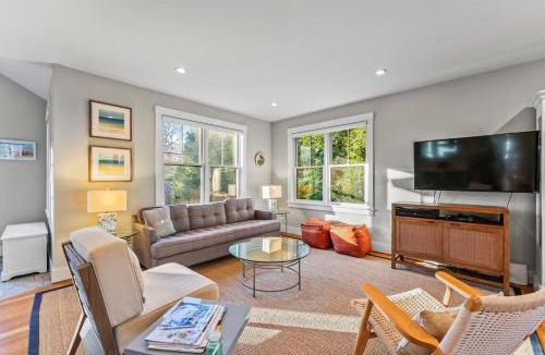 Tisbury House | Modern Family Home Walkable to Town