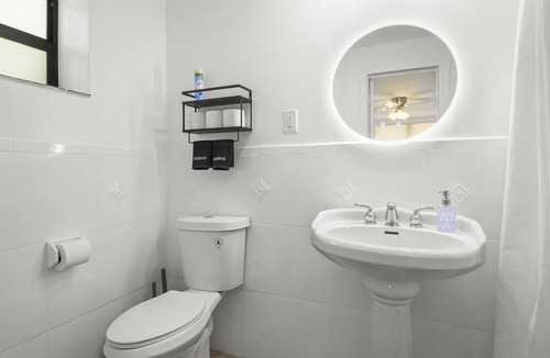 Middle River Terrace House | Modern Family Stay w Backyard, Close to Everything