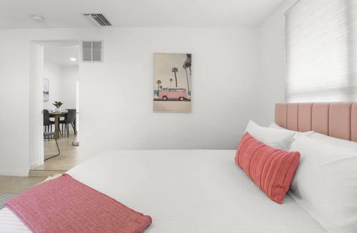 Middle River Terrace House | Modern Family Stay w Backyard, Close to Everything