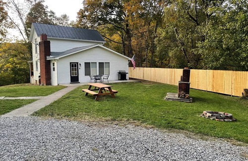 Athens House | Modern Farmhouse situated close to Athens and State Parks!