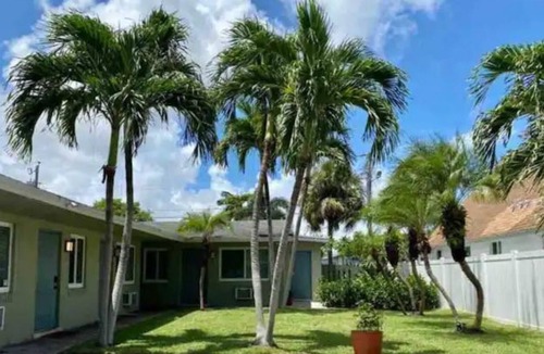 Middle River Terrace House | Modern Garden Getaway w/ Parking & Patio
