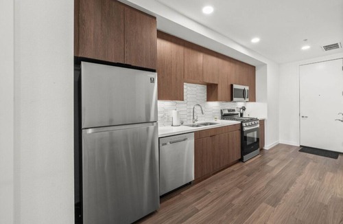West Gateway Apartment | Modern Getaway/Heart of Long Beach