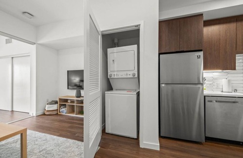 West Gateway Apartment | Modern Getaway/Heart of Long Beach