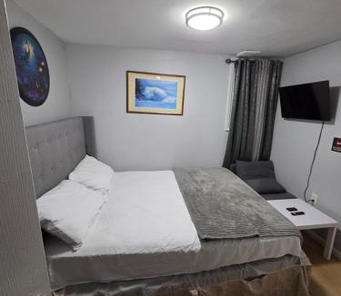Irvington Cabin | Modern ground floor room with Private Bath, 7 mins to the airport and 18 mins to NYC