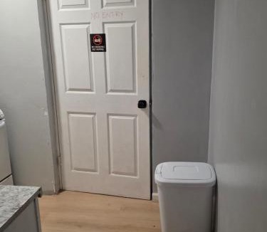 Irvington Cabin | Modern ground floor room with Private Bath, 7 mins to the airport and 18 mins to NYC