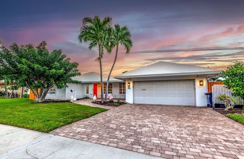 Imperial Point House | Modern Heated Pool Sand Ocean access Firepit BBQ