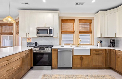 North End Condo | Modern Historic Charm 4br ONE Block to Beach