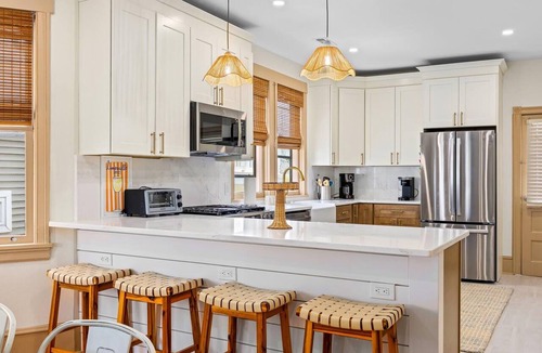 North End Condo | Modern Historic Charm 4br ONE Block to Beach