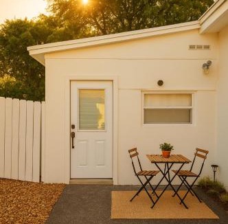 Royal Poinciana Villa | Modern Home - Termpurpedic Queen bed, Laundry, Free Parkging, EV Tesla