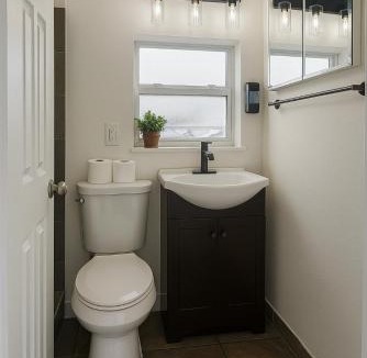 Royal Poinciana Villa | Modern Home - Termpurpedic Queen bed, Laundry, Free Parkging, EV Tesla