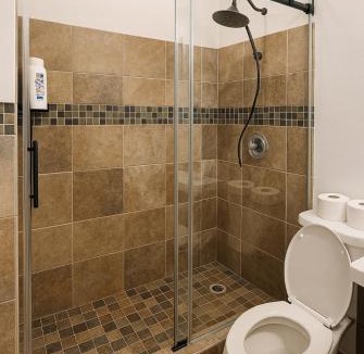 Royal Poinciana Villa | Modern Home - Termpurpedic Queen bed, Laundry, Free Parkging, EV Tesla