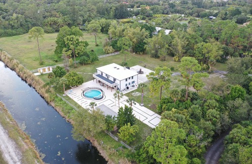 Greenacres House | Modern home with Swimming pool and 5 acre lot