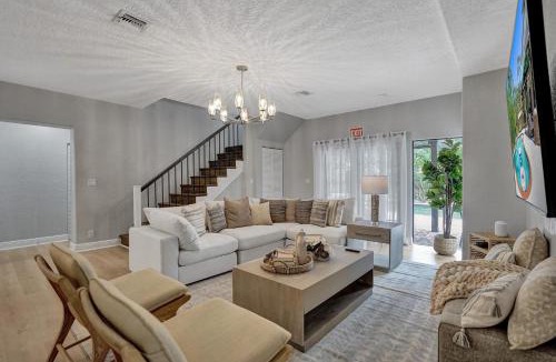 Pompano Beach Villa | Modern house w heated pool game room
