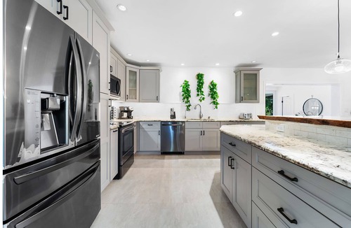 Davie House | Modern house w/pool & volleyball court