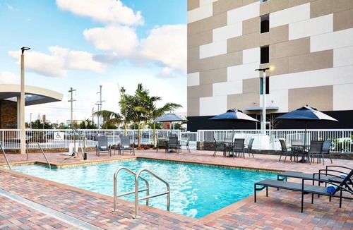 Doral Hotel | Modern & Inviting 4 Executive King Suite w/Free Breakfast Near Shopping Center
