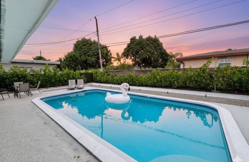 Pembroke Pines Apartment | Modern King Suite Cozy Sofa Bed Near Everything