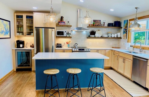Huddleston Cabin | Modern Lakeside Cabin. Deep Water! Pet friendly!