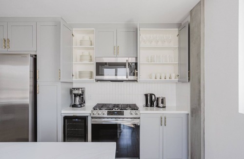 Downtown Long Beach Apartment | Modern Long Beach 2BR w/Pool & Gym, nr beach, by Blueground