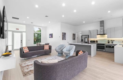 Edgewood House | Modern Luxe 2021Built Heated Pool/Jacuzzi/Gameroom