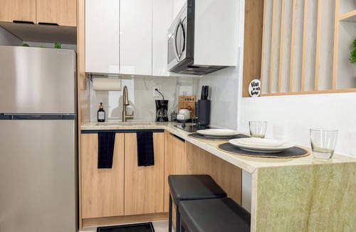 Pembroke Pines Apartment | Modern Luxury Studio Kitchen, Wi-Fi & Private Parking