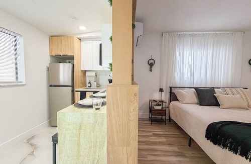 Pembroke Pines Apartment | Modern Luxury Studio Kitchen, Wi-Fi & Private Parking